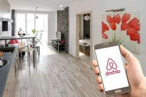 Airbnb introduce măsuri suplimentare pentru a preveni petrecerile de Halloween în locuinţele închiriate din SUA şi Canada